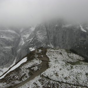 Kleines Gipfelkreuz oberhalb des Stripsenjochhaus