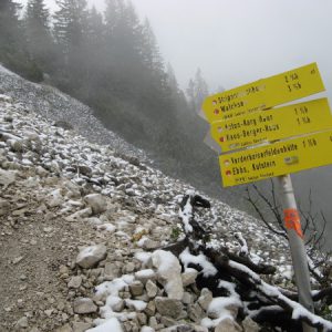 Schild im Zeichen von Steinschlag