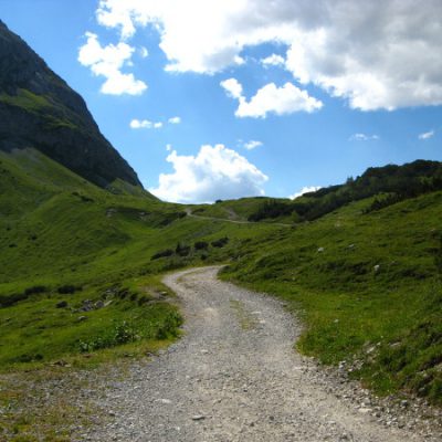 Hügel für Hügel schlängelt sich der Weg entlang