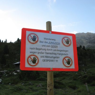 Warnung vor der Begehung vom Geier - unser Weg führte zum Geierjoch