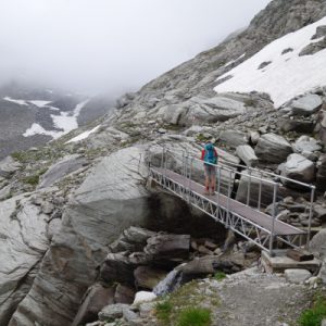 Eine Brücke hilft beim Gletscherbach