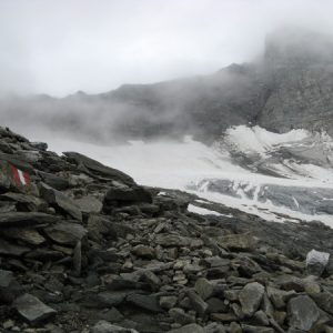 Mystische zum teil schneeige Gerölllandschaft