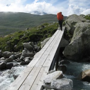 Eine Brücke, die bei viel Schmelzwasser laut Wanderführer ungemütlich wird