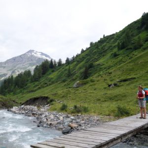 Wir überqueren immer wieder den Bach und wandern stetig bergauf