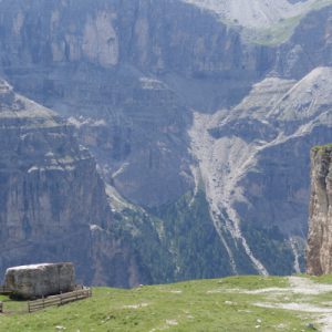 Warum dieser Felsbrocken wohl eingezäunt wurde?