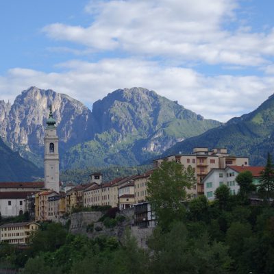 Belluno mit Dolomiten im Hintergrund