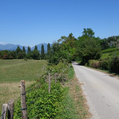 Auf Straßen durch schöne Landschaft