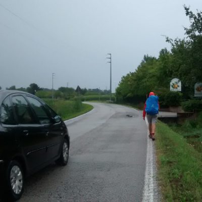 Straße, Regen und Autos