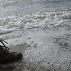 Mit Wanderschuhen am Strand